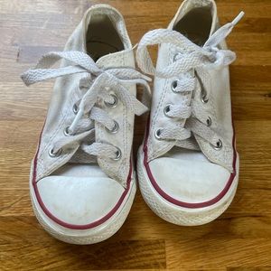 White kids converse size 6